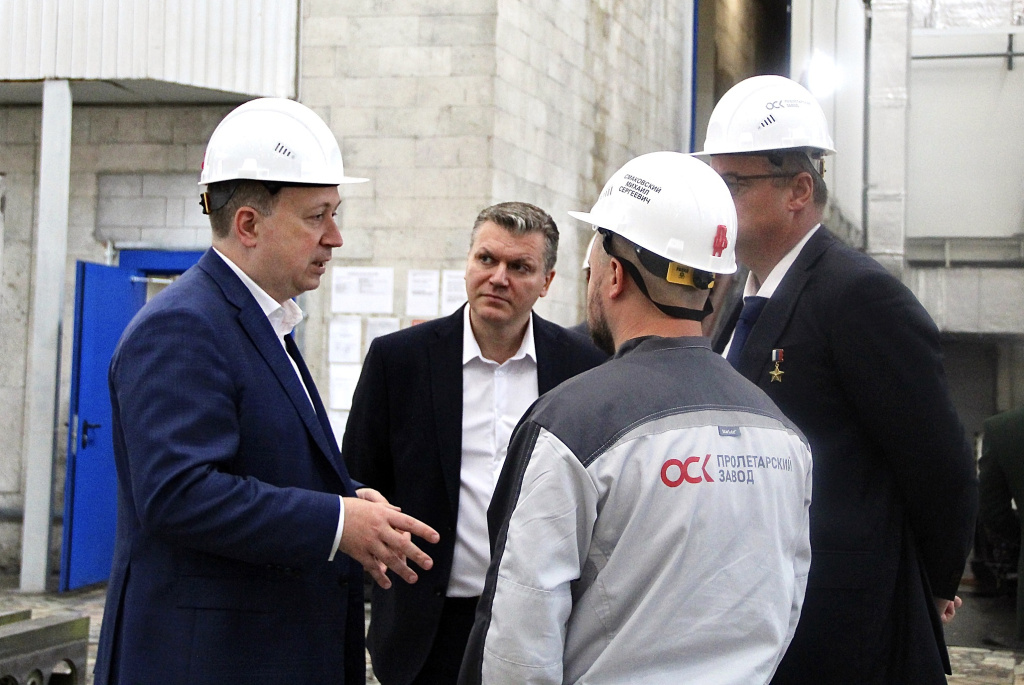 Глава ОСК оценил готовность «Пролетарского завода» к выпуску судовых кранов и малооборотных двигателей / Фото: пресс-служба ОСК
