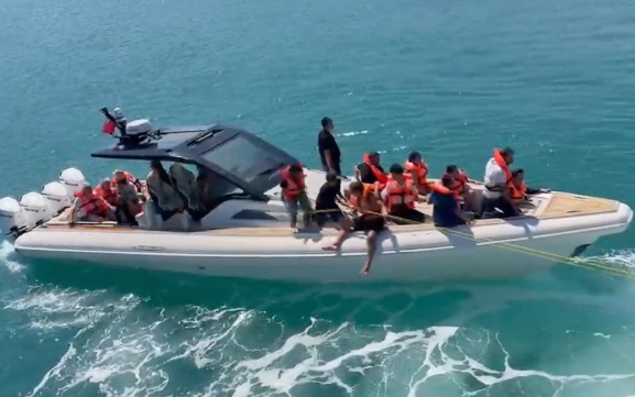 Спасенные пассажиры FILO JET на борту частного катера во время эвакуации. Кадр видеозаписи: DHA via AP. / Фото: АН Марин Консалтинг
