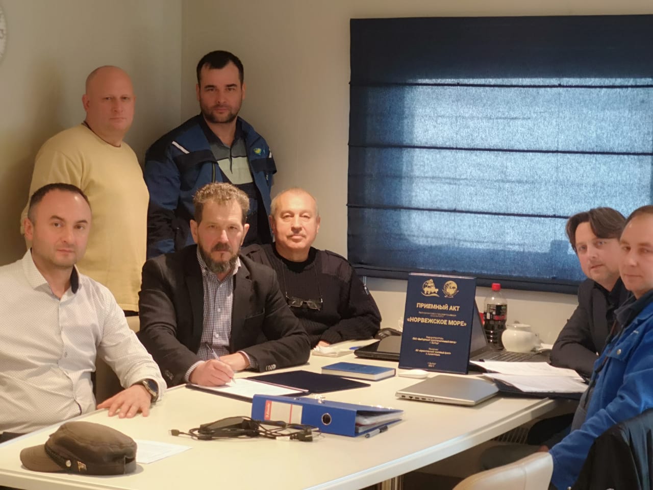 Проработка приемного акта первого серийного судна проекта КМТ01 «Норвежское море» представителями Рабочей группы СЗРК, Выборгского судостроительного завода, экипажа траулера и компании «Онего Шиппинг». Николай Назаренко на фото второй слева в первом ряду / Фото: Фото предоставлено Назаренко Н.Б.