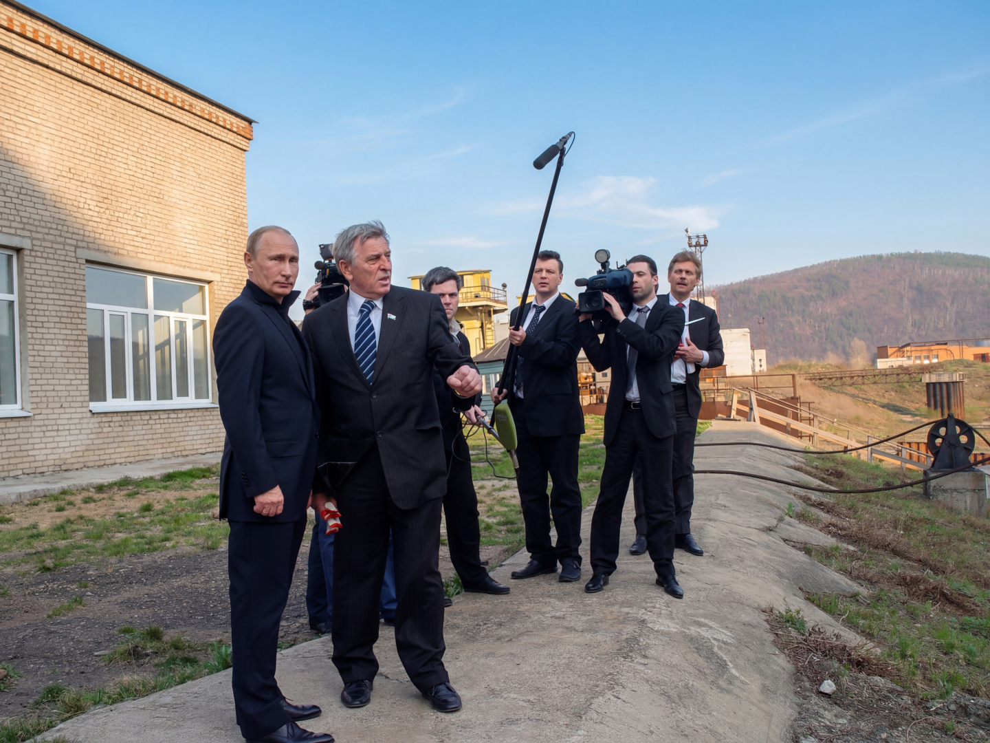 Встреча Николая Повзыка с премьерминистром Владимиром Путиным на территории АСЗ в 2009 г / Фото: Амурский судостроительный завод
