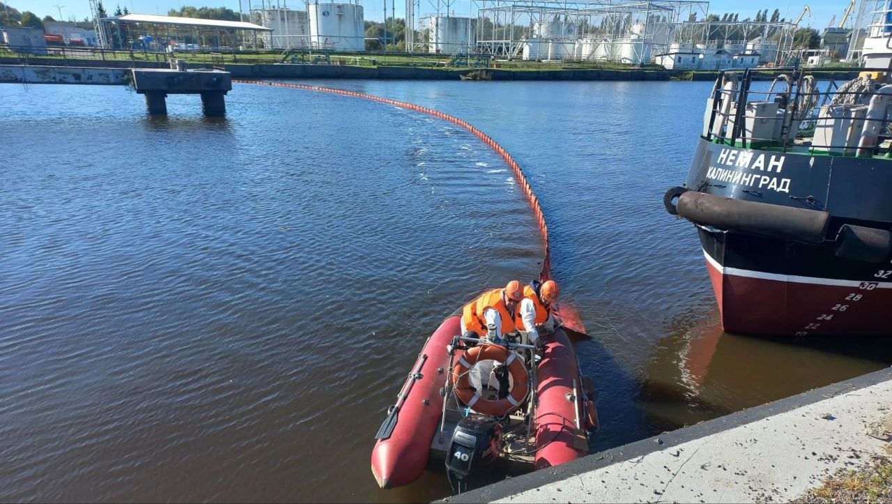 В порту Калининград отработали действия по ликвидации аварийных разливов нефти / Фото: