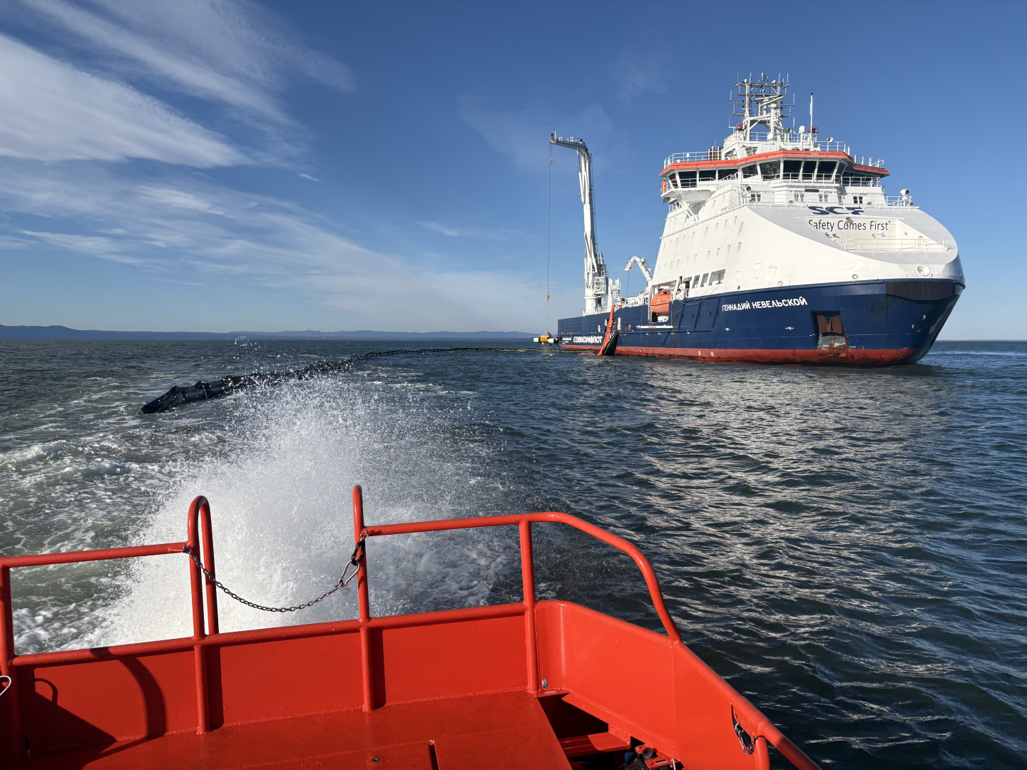 В Охотском море отработали действия по ликвидации разлива нефти / Фото: