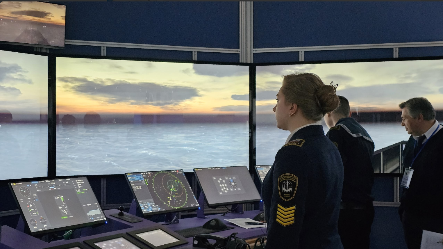 Будущие моряки состязаются в навигационном мастерстве на тренажерах разработки ЭМЦТ / Фото: